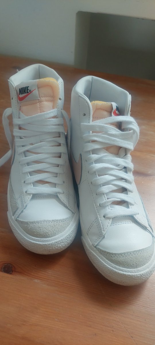 Nike . גבוהות עור לבן ורוד — תמונה 1 מתוך 3