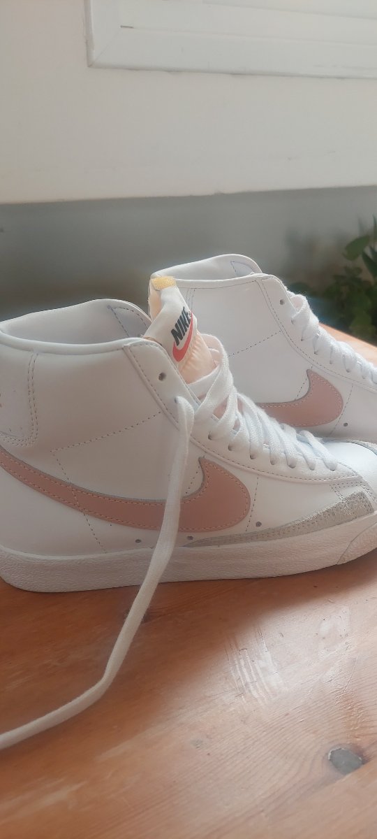 Nike . גבוהות עור לבן ורוד — תמונה 2 מתוך 3