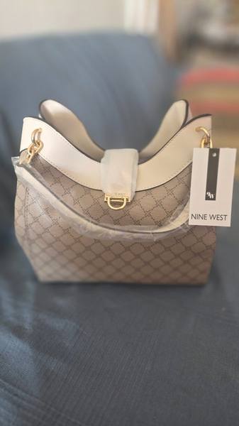 תיק יד/כתף מבית NINE WEST. דגם CLARA