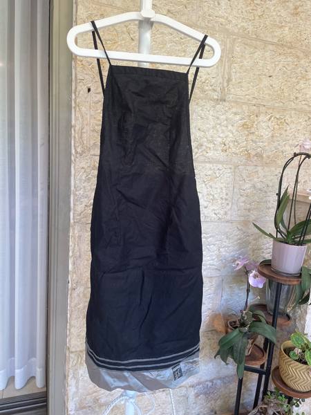שמלה שחורה על סיומת כסופה