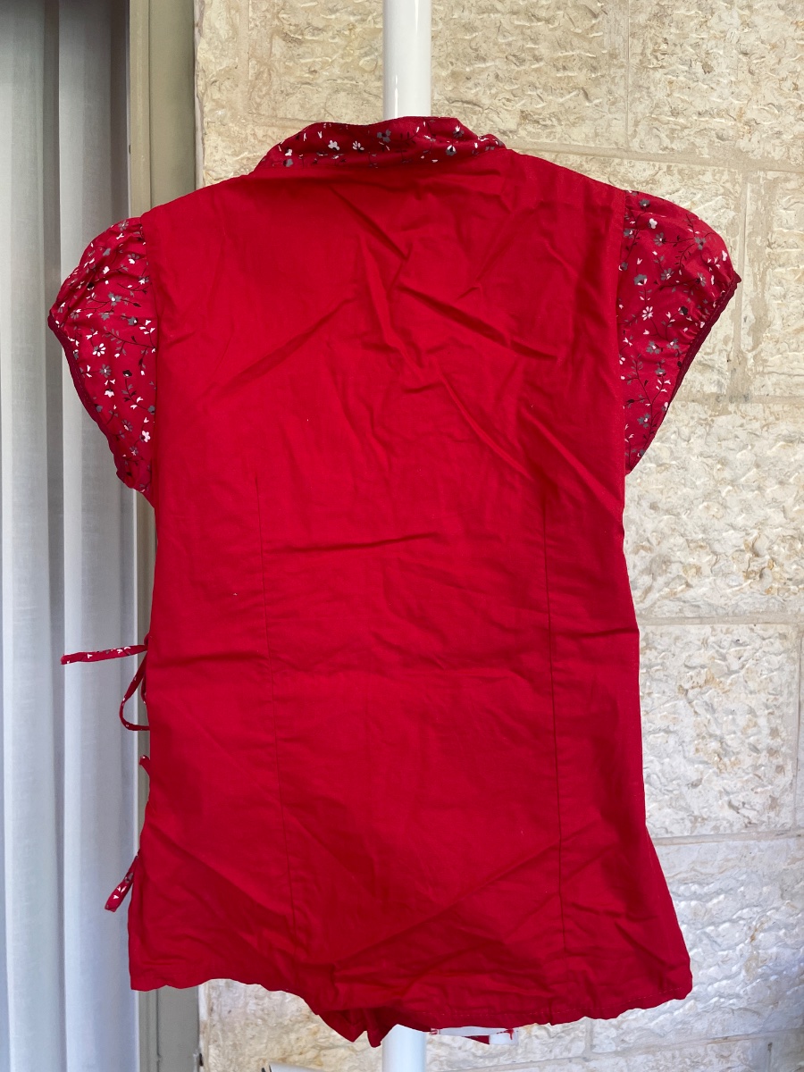 חולצת כותנה אדומה עם פרחים — תמונה 2 מתוך 2