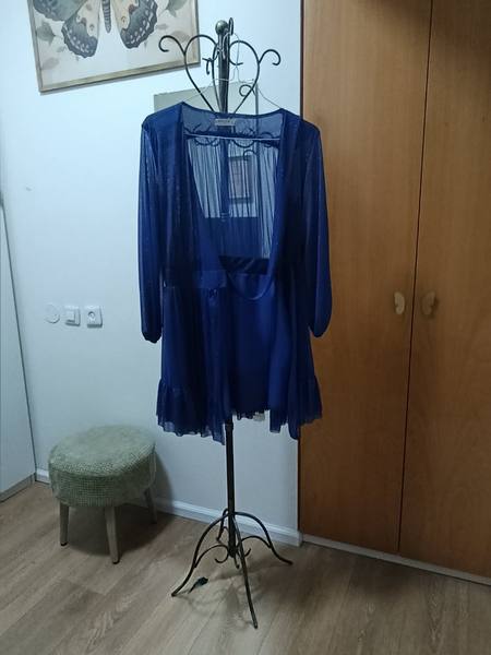 שמלה כחולה משיפון מנוצנצת. מתאימה לאירוע.